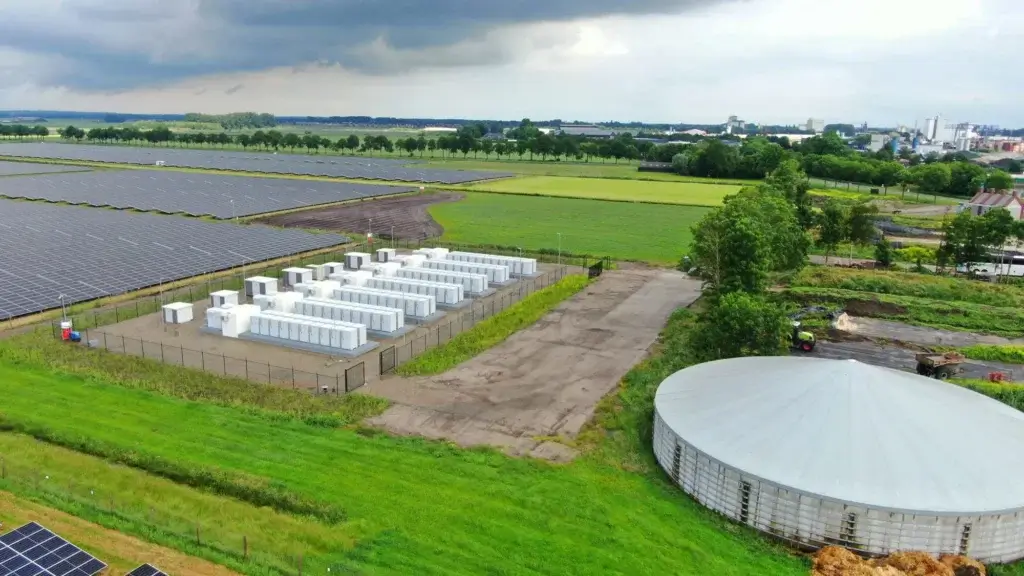 Vermarktungsstart von Anlagenkombination aus Batteriespeicher und PV-Anlage im Megawattbereich in Wanneperveen