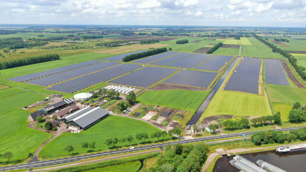 Anlagenkombination aus PV (links) und Batteriespeicher (Mitte) in Wanneperveen, Niederlanden